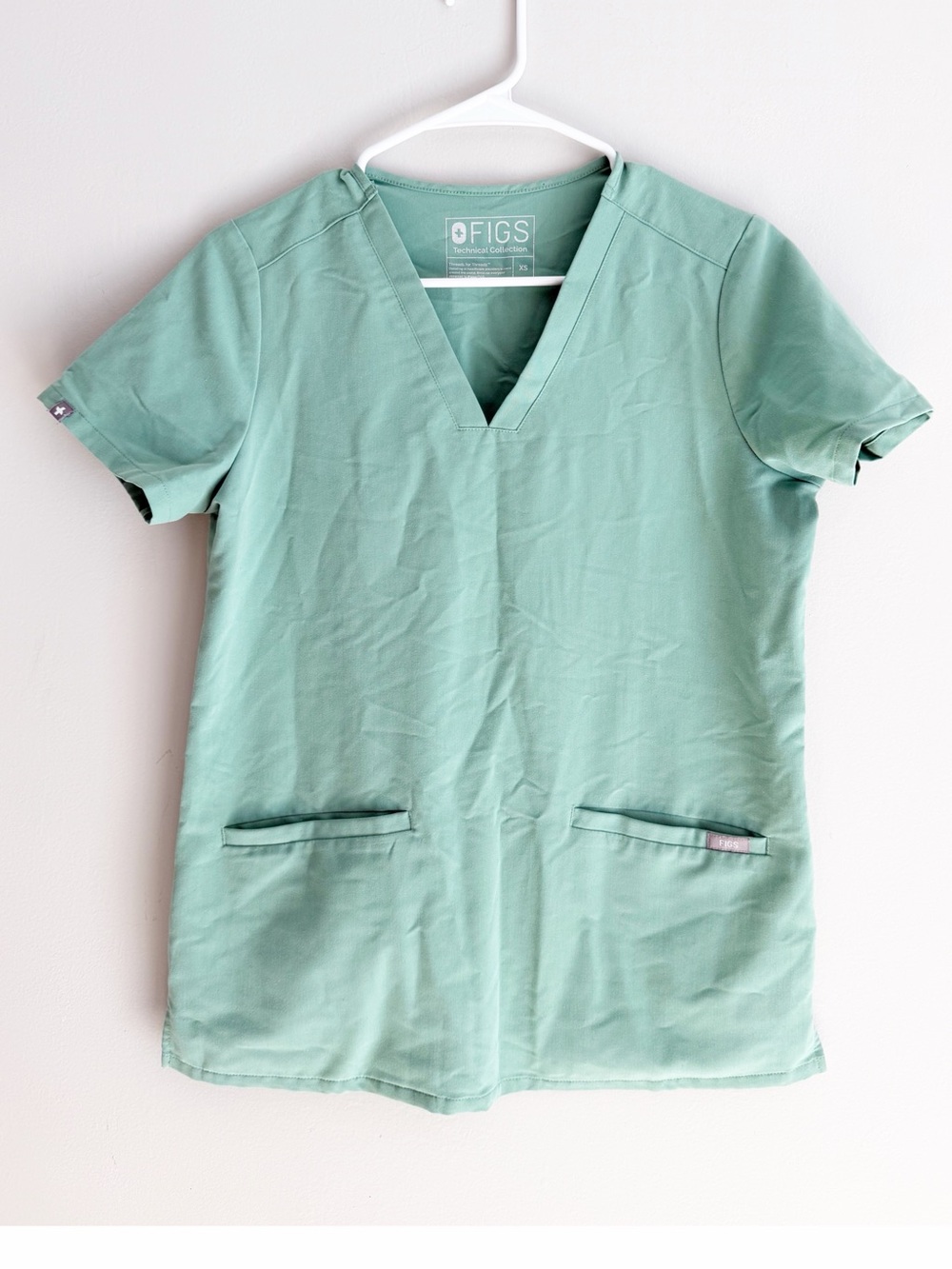 Figs casma three pocket scrub top jade size extra small